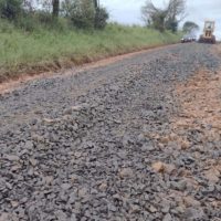Imagem referente a Após chuvas, DER/PR promove cascalhamento em estrada rural da Lapa
