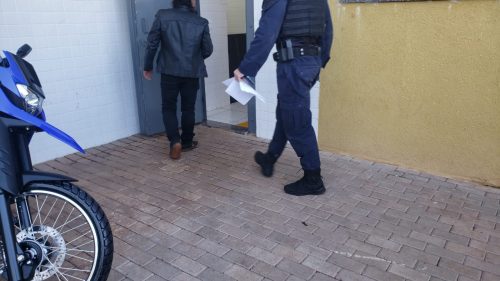 Homem é preso por posse ilegal de arma de fogo Imagem referente a Homem é preso por posse ilegal de arma de fogo