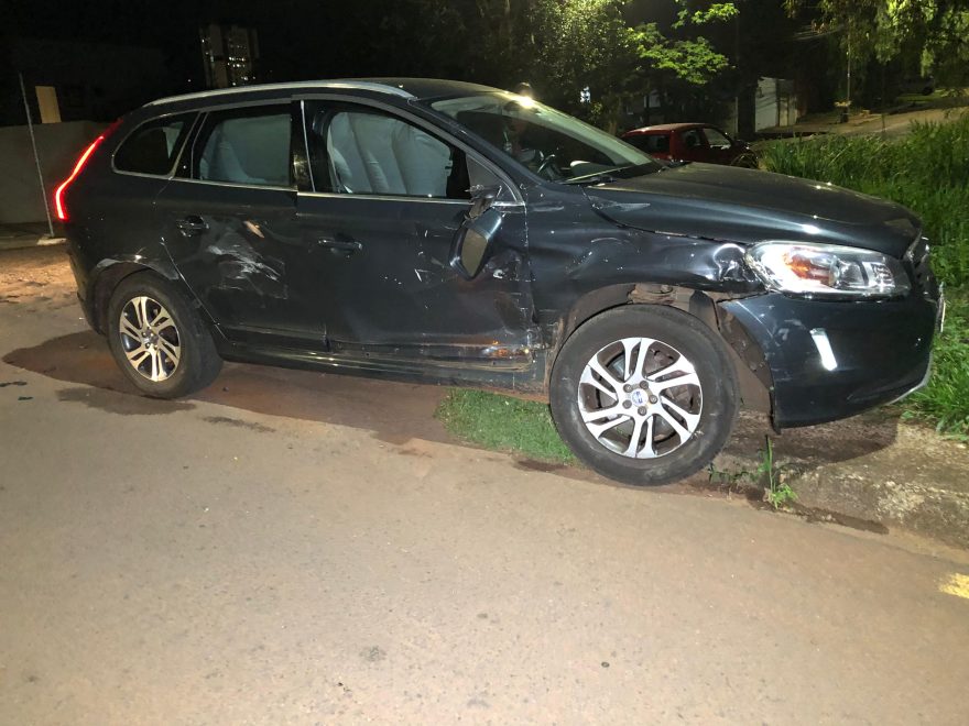 Volvo XC60 fica destruído em acidente na Rua Manoel Ribas