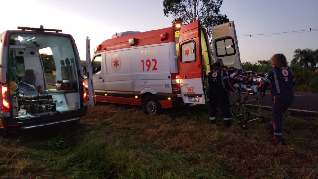 Ambulância do Samu com paciente baleado sai da pista próximo ao Contorno Oeste Ambulância do Samu com paciente baleado sai da pista próximo ao Contorno Oeste