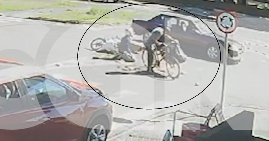 Câmera de monitoramento registra acidente entre carro, moto e bicicleta no 14 de Novembro