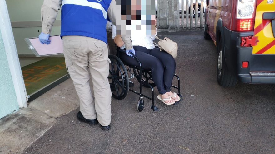 Mulher fica ferida após colisão contra poste elétrico no Trevo Cataratas