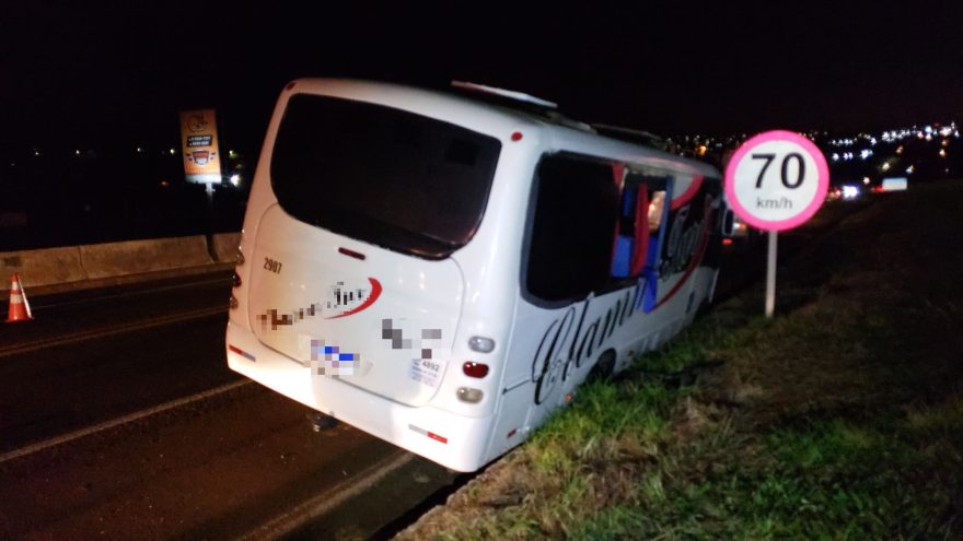 Motorista perde o controle e ônibus cai na valeta na BR-277 em Cascavel