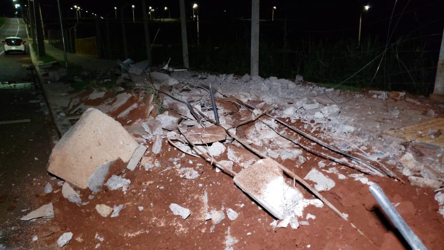 Caminhão sobe à calçada e derruba poste na Avenida das Torres