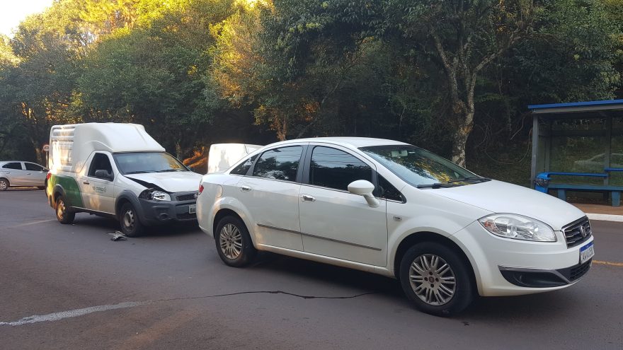 Sinalização precária provoca acidente de trânsito no acesso ao Lago Municipal