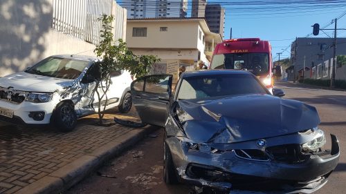 BMW e Renault se envolvem em forte colisão na Rua São Paulo, no Centro de Cascavel Imagem referente a BMW e Renault se envolvem em forte colisão na Rua São Paulo, no Centro de Cascavel
