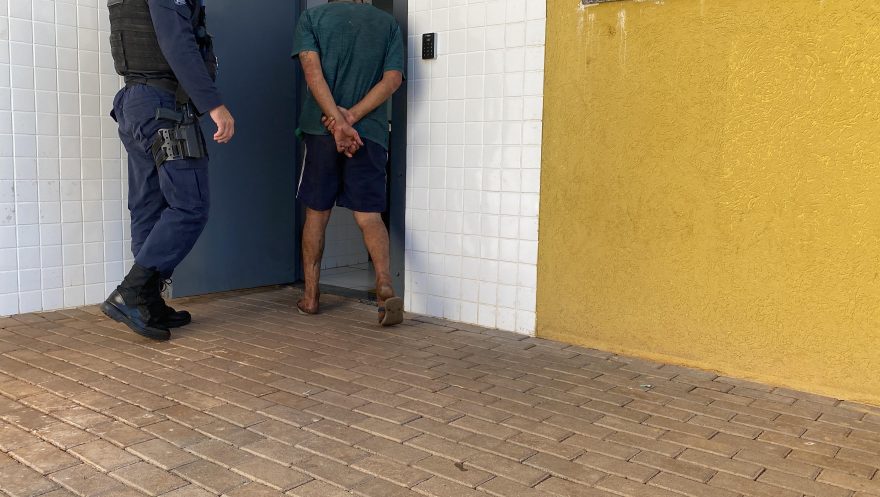 Homem de 40 anos é detido pela GM após descumprir medida protetiva contra a própria mãe