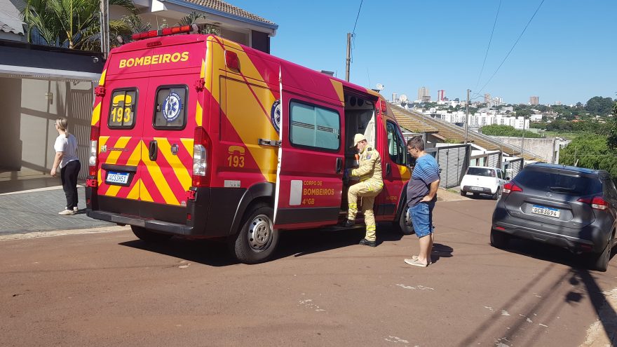 Ao mover moto no pátio de casa, homem é atingido por veículo e fica ferido