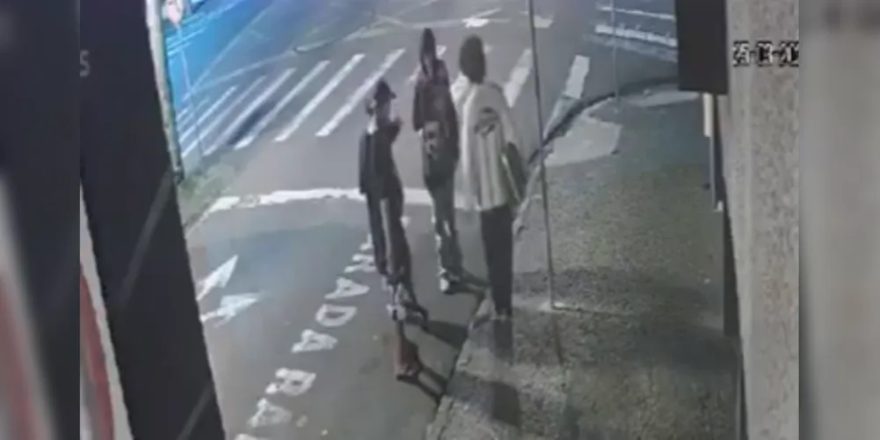 Câmeras registram momento em que músico é assaltado e tem saxofone roubado
