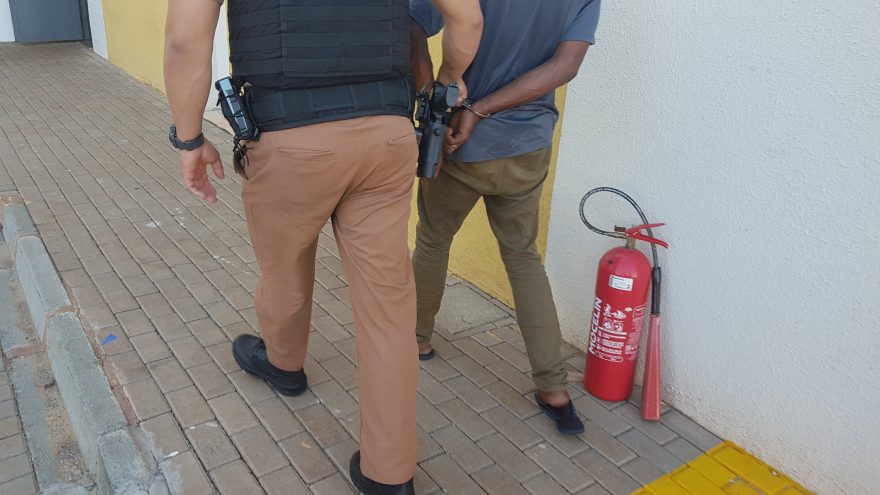 Homem é preso após ameaçar companheira e incendiar móveis da casa no Interlagos