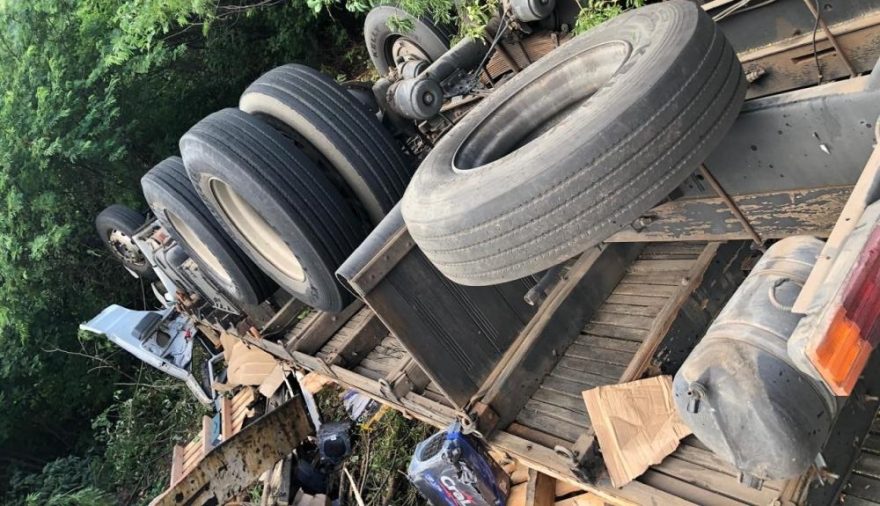 Caminhão com placas de Cascavel carregado com baterias tomba e motorista morre na Paraíba