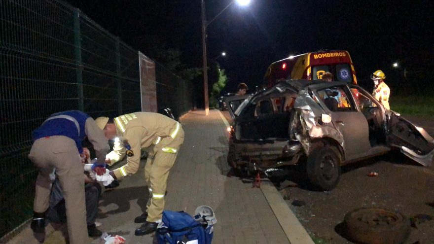 Sandero fica destruído após atingir traseira de moto e capotar várias vezes na BR-277