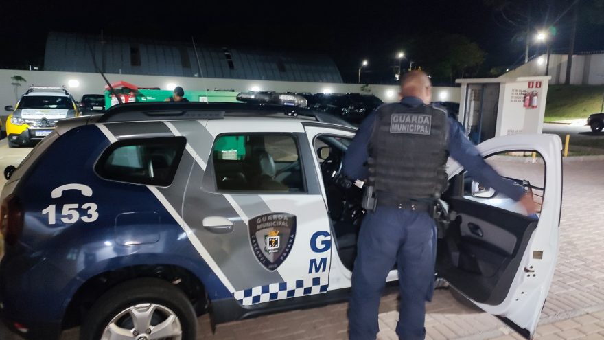 Homem é preso após colidir contra carreta estacionada no Brasmadeira