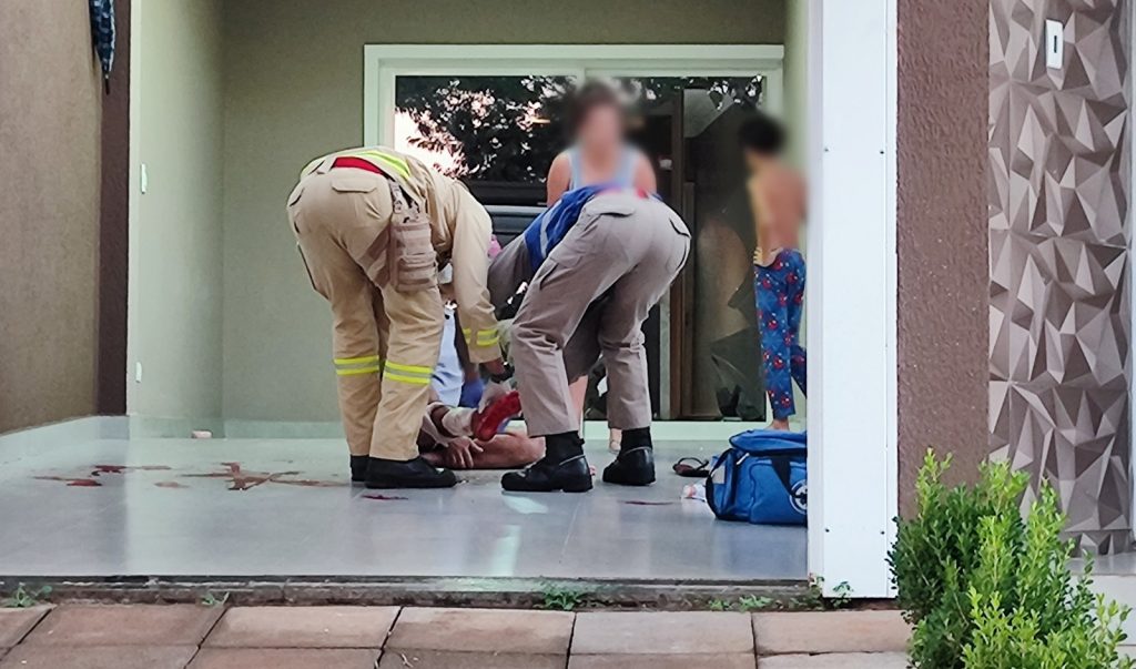 Homem sofre corte na perna ao esbarrar em porta de vidro no bairro Maria Luiza Homem sofre corte na perna ao esbarrar em porta de vidro no bairro Maria Luiza
