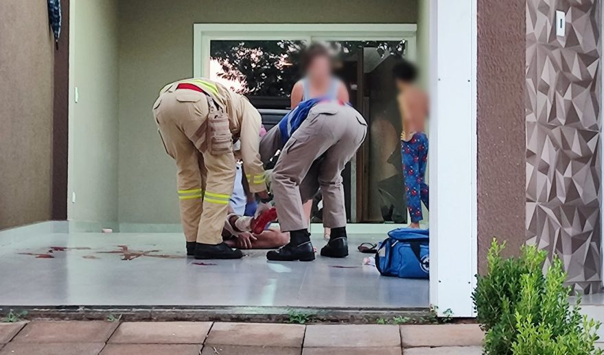 Homem sofre corte na perna ao esbarrar em porta de vidro no bairro Maria Luiza