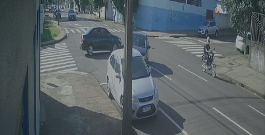 Câmera flagra colisão entre três carros no Centro