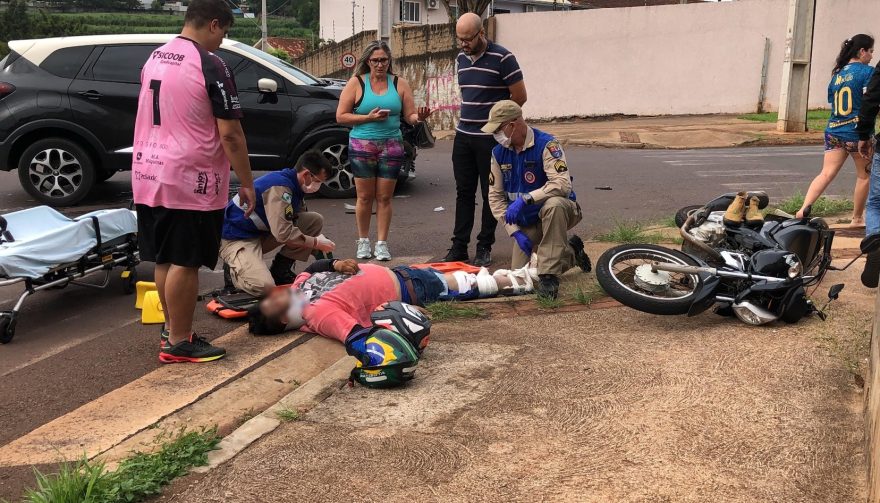 Motociclista tem grave lesão na perna após se envolver em colisão com Renault Captur