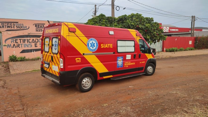 Idoso é socorrido pelo Siate com fratura no braço após cair de 2 metros de altura