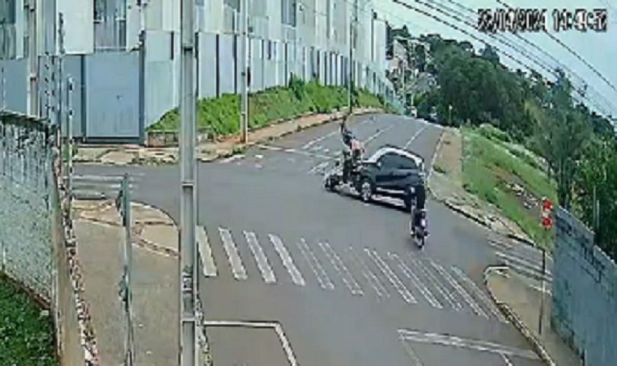 Câmera flagra colisão que deixou motociclista com grave lesão na perna