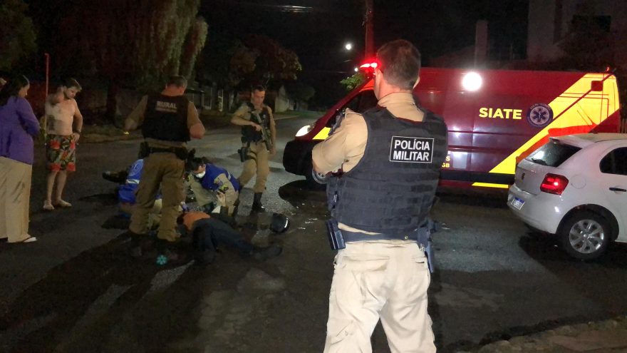 Forte batida entre carro e moto deixa jovem de 21 anos ferido no bairro Canadá
