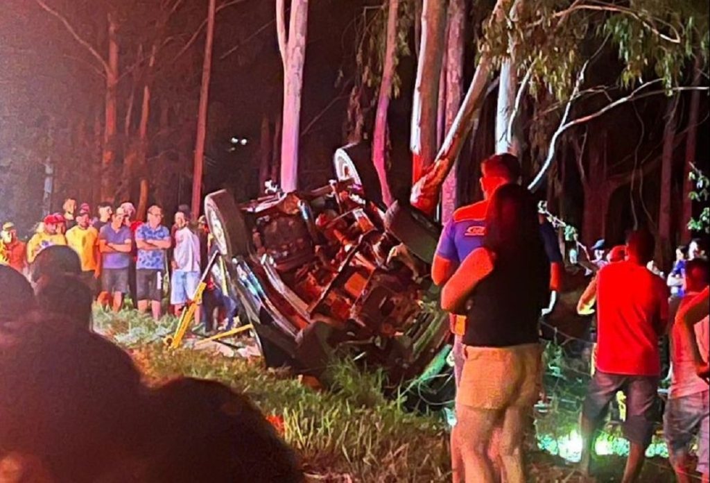 Homem morre e outro fica em estado grave após capotamento na PR-482, em Nova Olímpia Homem morre e outro fica em estado grave após capotamento na PR-482, em Nova Olímpia