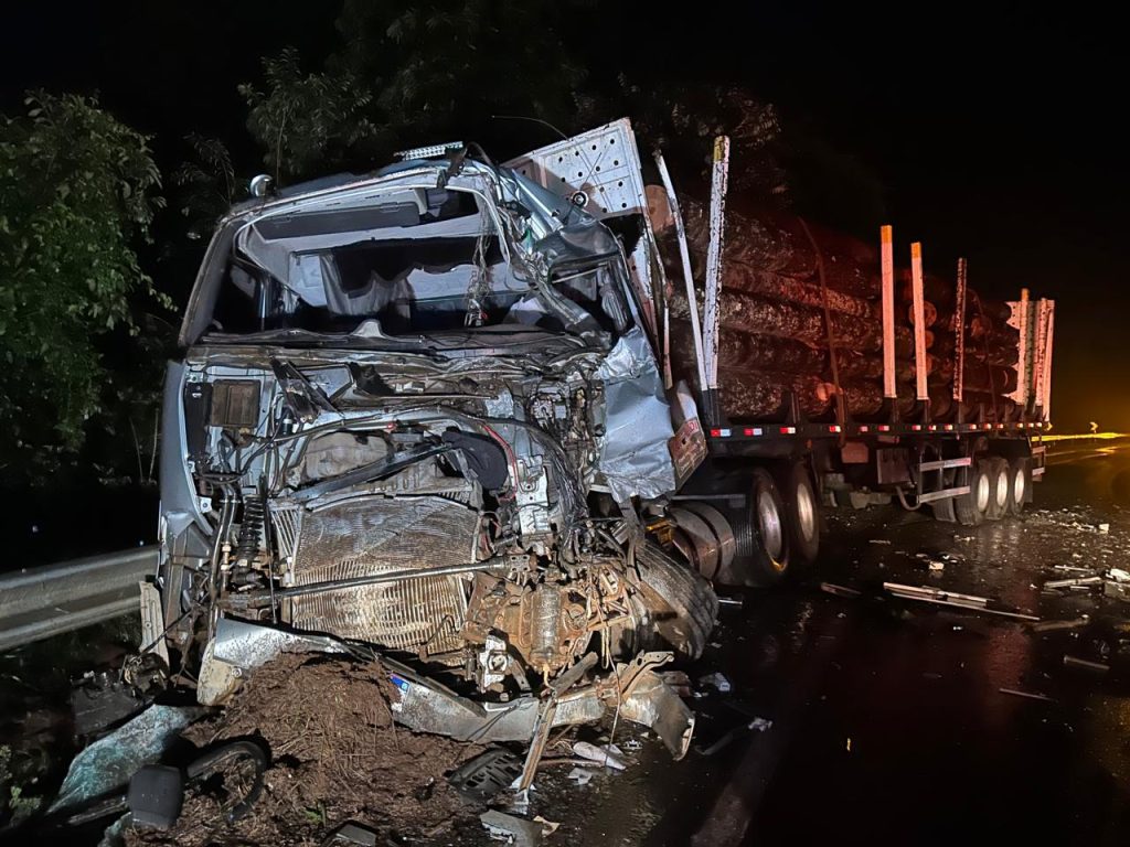 Motorista fica em estado grave após colisão entre caminhões na BR-373 Motorista fica em estado grave após colisão entre caminhões na BR-373