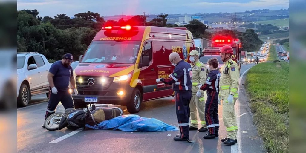 Motociclista morre ao tentar passar por ‘corredor’ na PR-151 Motociclista morre ao tentar passar por ‘corredor’ na PR-151