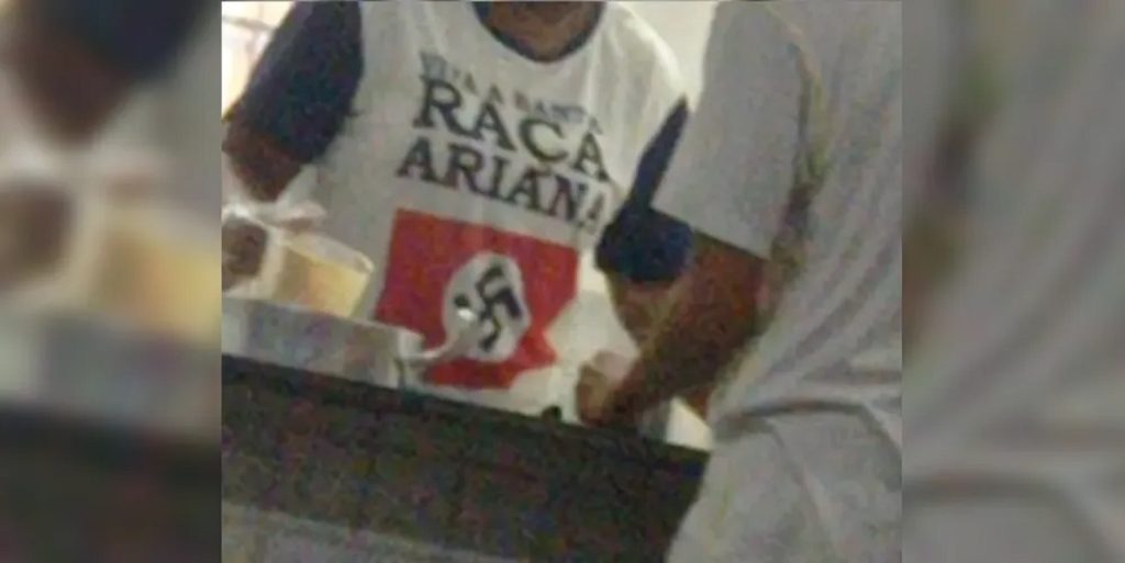 Funcionária de escola vai trabalhar com camiseta com símbolo nazista no Paraná Funcionária de escola vai trabalhar com camiseta com símbolo nazista no Paraná