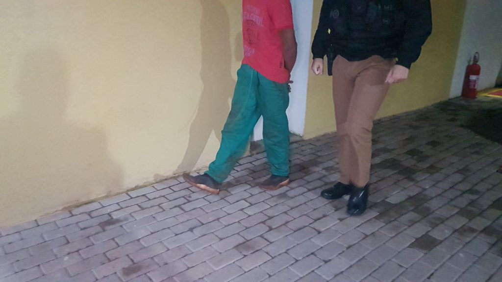 Suspeito de furto de fios em loteamento atrás do Ceasa é detido pela PM Suspeito de furto de fios em loteamento atrás do Ceasa é detido pela PM