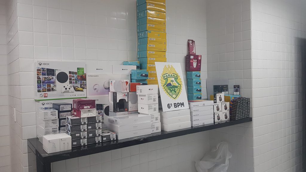Mercadorias avaliadas em R$ 500 mil são apreendidas pela PM na BR-277 em Cascavel Mercadorias avaliadas em R$ 500 mil são apreendidas pela PM na BR-277 em Cascavel