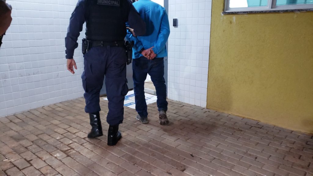 Homem é acusado de ameaçar e atirar facas em convivente e enteada no Santa Cruz Homem é acusado de ameaçar e atirar facas em convivente e enteada no Santa Cruz