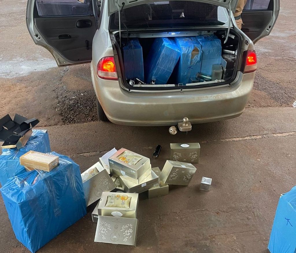 Patrulha Rural apreende veículo carregado com caixas de perfumes e eletrônicos Patrulha Rural apreende veículo carregado com caixas de perfumes e eletrônicos