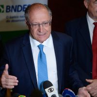 Imagem referente a Não pode ter muito penduricalho, diz Alckmin sobre reforma tributária