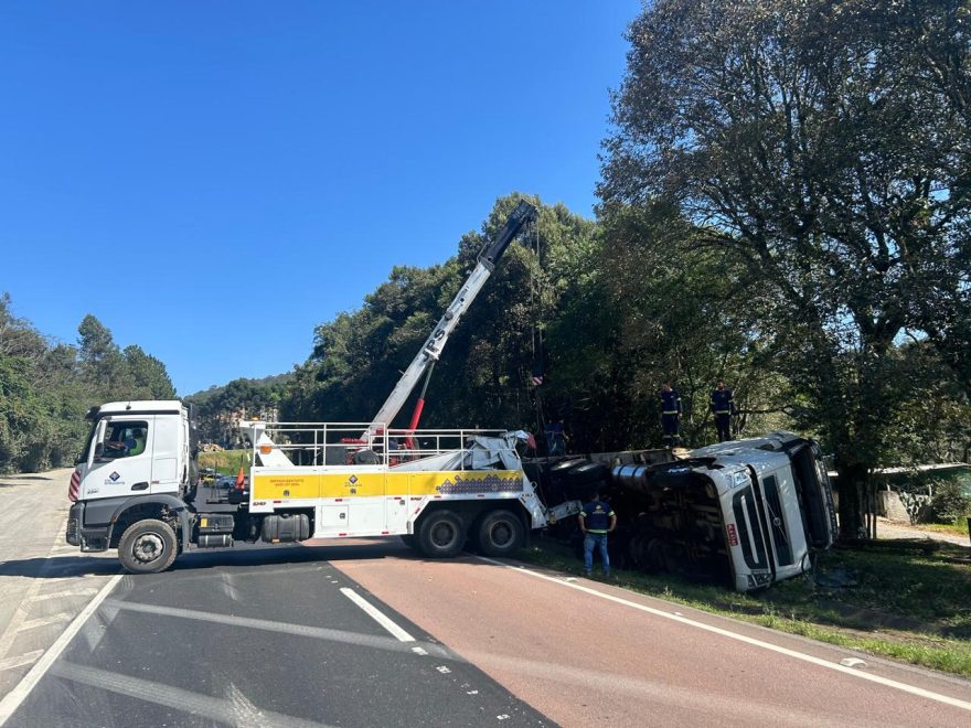 Trecho da BR-277 fica interditado após tombamento de carreta em São Luiz do Purunã