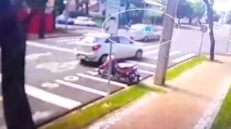 Câmera flagra acidente que deixou motociclista ferido no Centro