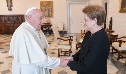 Papa Francisco recebe Dilma Rousseff no Vaticano: “Reze por mim e eu rezo por você” Imagem referente a Papa Francisco recebe Dilma Rousseff no Vaticano: “Reze por mim e eu rezo por você”