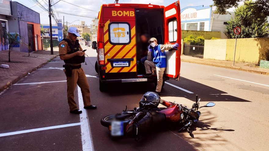 Motociclista se envolve em colisão contra Honda City na Rua Erechim