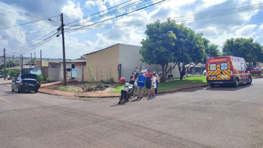 Mulher fica ferida após colidir Biz contra Prisma na Rua Bem-te-vi esquina com Avenida Cardeal