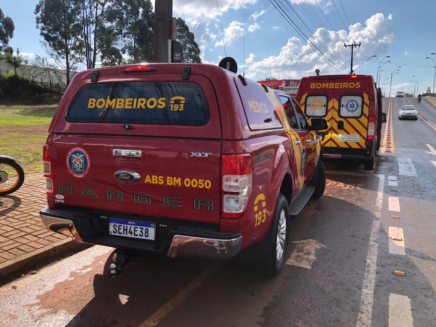 Motociclista fica inconsciente ao cair de moto na Avenida Piquiri