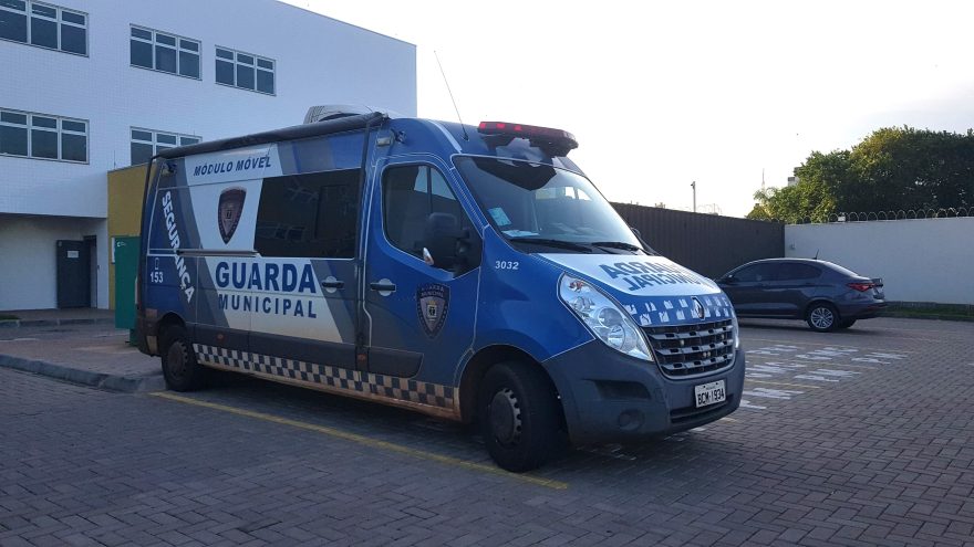 Mulher é detida enquanto tomava banho na Praça do Migrante