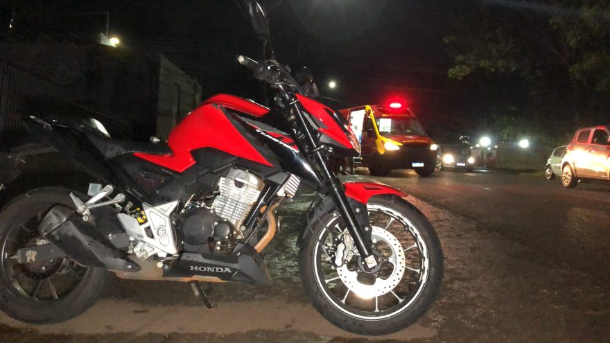 Acidente entre moto e Kwid deixa homem ferido no Centro