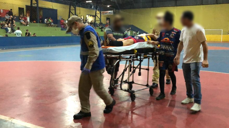 Mulher sofre luxação em cotovelo ao cair durante jogo de futsal