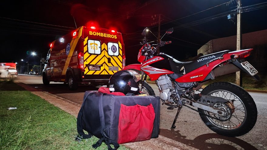 Cão atravessa frente de moto e entregador sofre queda no Riviera