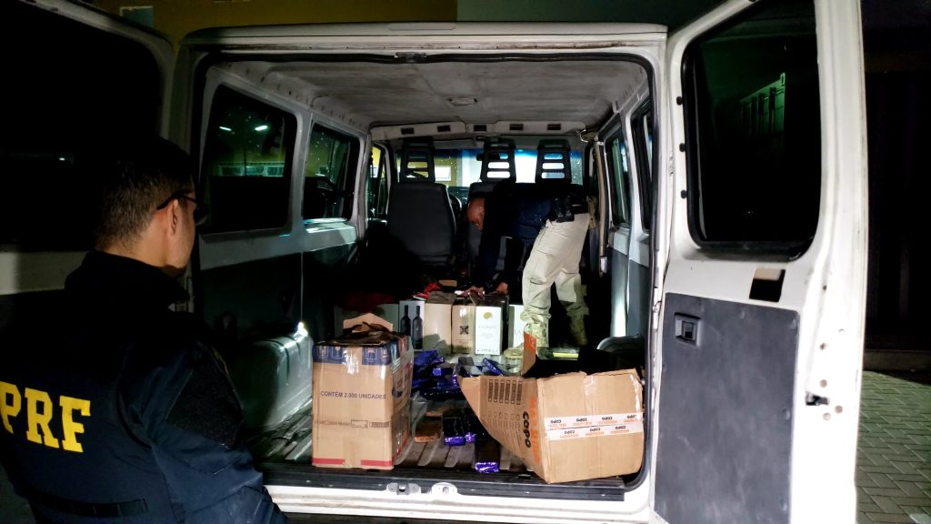 Após perseguição, PRF apreende van carregada de maconha e caixas de vinho na BR-277 Após perseguição, PRF apreende van carregada de maconha e caixas de vinho na BR-277