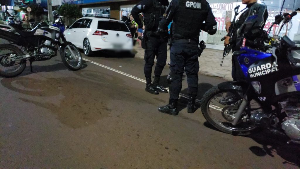 Condutora flagrada com passageiros no teto solar é presa por embriaguez ao volante Condutora flagrada com passageiros no teto solar é presa por embriaguez ao volante