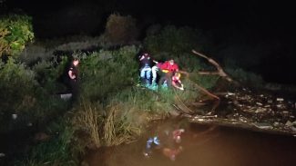 Imagens mostram trabalho dos bombeiros para retirar corpo de dentro de rio