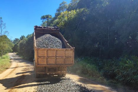 Estrada rural de Mallet recebe serviços de cascalhamento para melhorar trafegabilidade