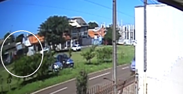 Câmera flagra momento em que homem é atropelado por caminhão no Parque Verde