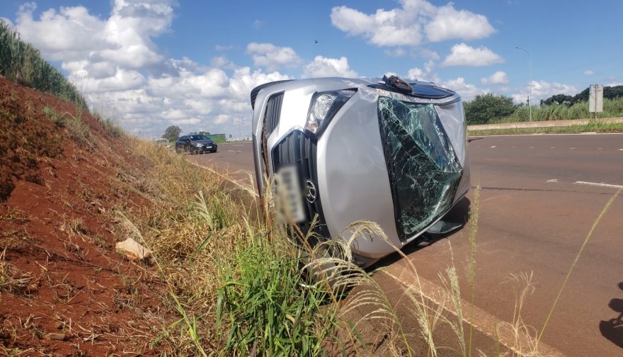 Condutora fica ferida após capotamento na BR-467, em Cascavel