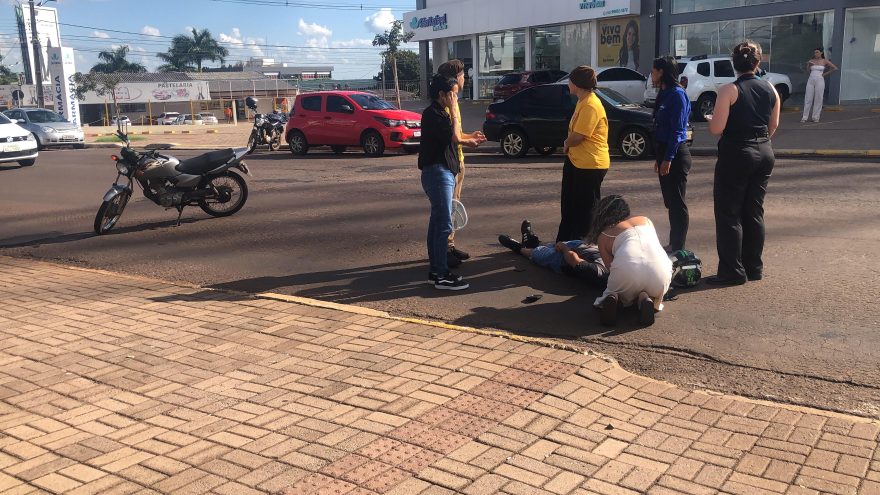 Motociclista fica ferido ao se envolver em acidente com Gol na rua Barão do Cerro Azul